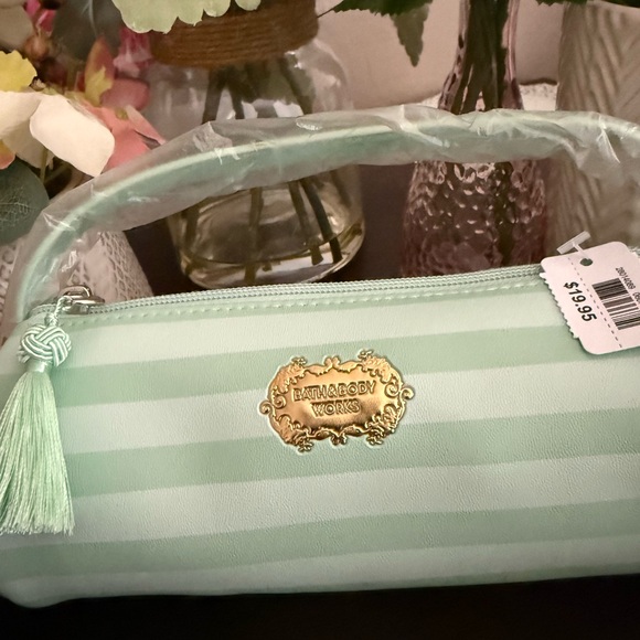 🆕🍡 BATH & BODY WORKS LIMITED EDITION “SWEETEST SONG” CANDY STRIPED COSMETIC BAG - Picture 4 of 9